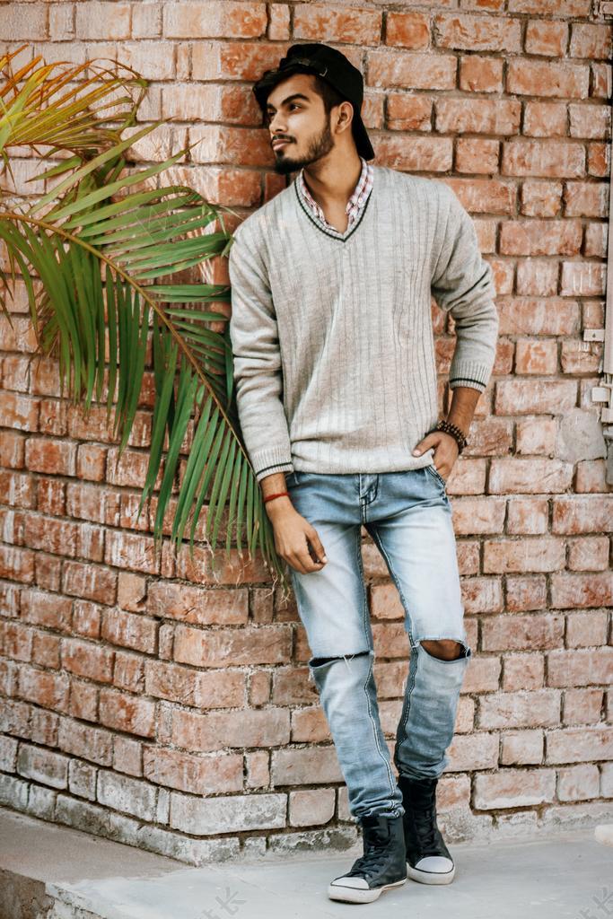 夜晚 晚上 黑夜 黑暗 灯光 霓虹灯 墙 围墙 表面 隔阂 背景 时尚 流行 个性 城市 爱情 恋爱 恋人 情人 情侣 浪漫 复古 酿酒 古典 收获 朋友 友谊 友情 厅 馆 肖像 人物特写 画像 老人 智者 老者 女孩 少女 姑娘 美丽 天空 树木 丛林 森林 全身像 可爱的 自然 环境 男士 男性 男人 服装 服饰 流行 黑色 暗色 黑白 昏暗