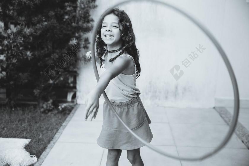 开心的女孩和呼啦圈背景图片