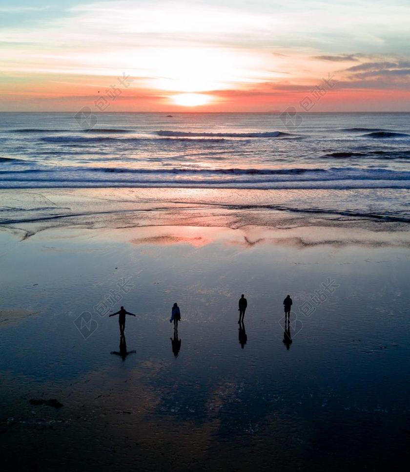 日落 夕阳 太阳 朋友 友谊 友情 红酒 白酒 葡萄酒 沙滩 海滩 海 海水 大海 人物 人群 风土人情 雨 下雨 惬意