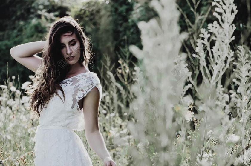 日落 夕阳 太阳 婚礼 喜庆 庆祝 节日 婚姻 爱人 恋人 情侣 爱情 恋爱 恋人 情人 情侣 浪漫 伤心 悲伤 忧郁 忧伤 幸福 快乐 高兴 家庭 甜蜜 情侣 伴侣 爱情 女孩 少女 姑娘 美丽 可爱的 全身像 自然 环境 人物 人群 风土人情 活力 女性 女士 美丽 女人