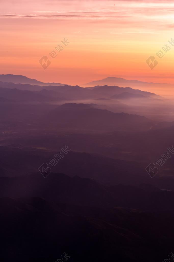 日落 夕阳 太阳 墙 围墙 表面 隔阂 背景 音乐 音乐会 演唱会 云 云朵 天空 IPHONE 苹果 苹果手机 商务 山 山峦 山峰
