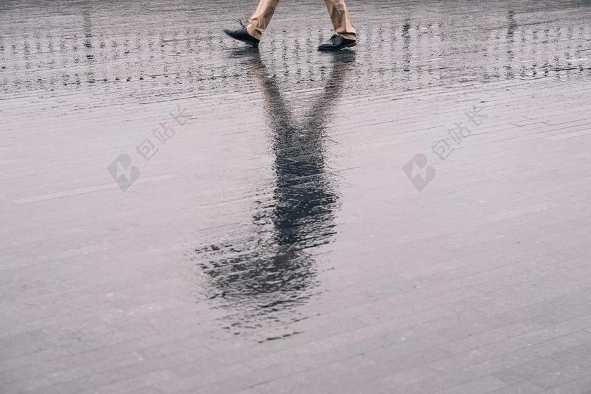 雨 下雨 忧郁 伤心 悲伤 忧郁 忧伤 幸福 快乐 高兴 家庭 甜蜜 肖像 人物特写 画像 全身像 脚 足 自然 环境