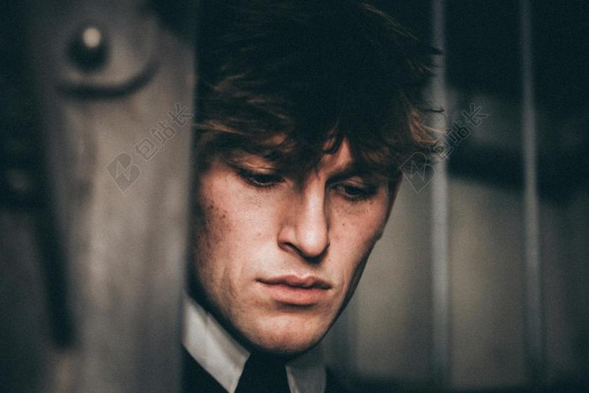 伤心伤感忧郁男子图片