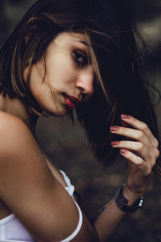 美女 丽人 优雅 美丽 漂亮 女孩 女人 女性 时尚 流行 个性 城市 头发 毛发 毛 头部 复古 酿酒 古典 收获 肖像 人物特写 画像 女孩 少女 姑娘 美丽 树木 丛林 森林 全身像 自然 环境 人物 人群 风土人情 女性 女士 美丽 女人