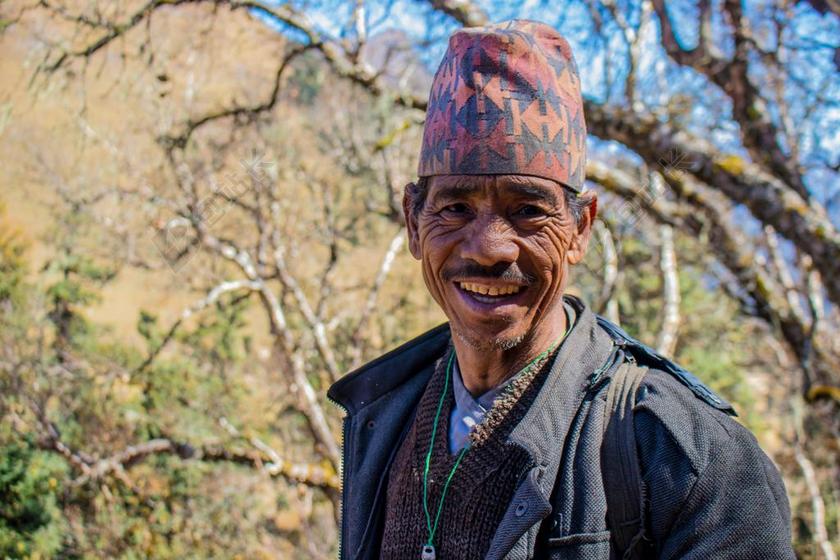 酒店 饭店 旅馆 旅店 出差 旅游 笑 开怀大笑 兴奋 微笑 莞尔一笑 甜蜜 老人 智者 老者 肖像 人物特写 画像 树木 丛林 森林 全身像 树 树木 树林 森林 男士 男性 男人