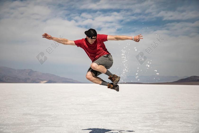 运动 健身 嬉戏 户外运动 冒险 瑜伽 雨 下雨 惬意 男士 男性 男人 山 山峦 山峰