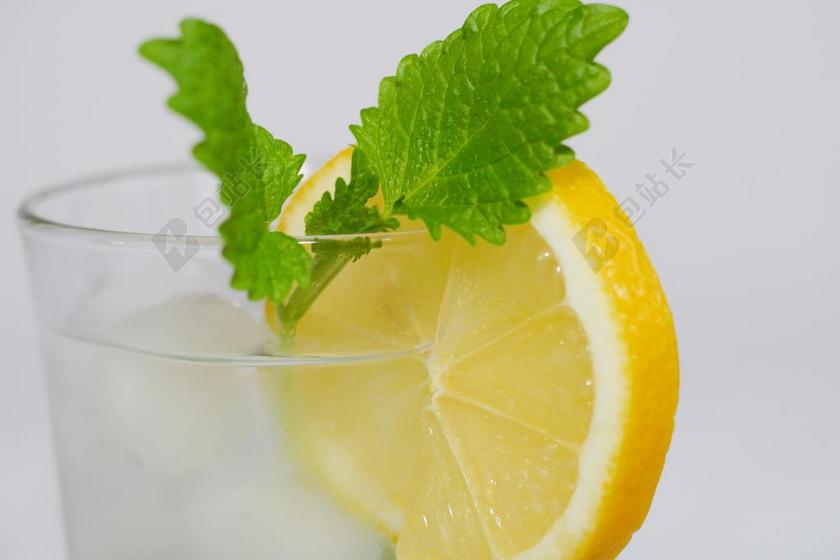 杯子里的柠檬水背景图片