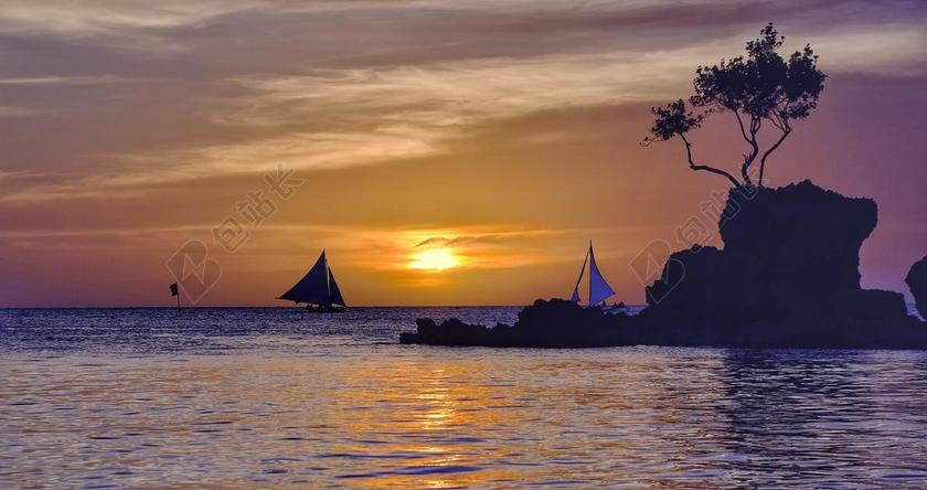 金色的夕阳和帆船背景图片