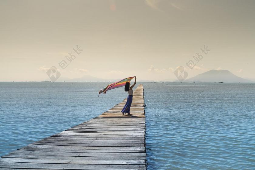 女士 快乐的 披肩 人 大海 码头 木 绿 天空 桥梁
