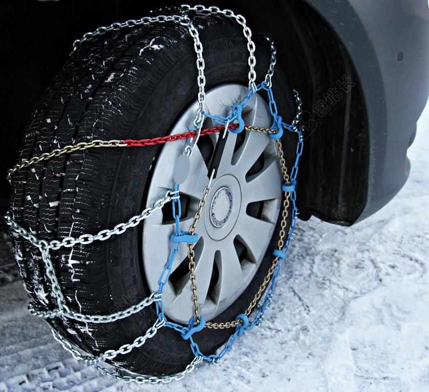 雪地上的车轮背景图片