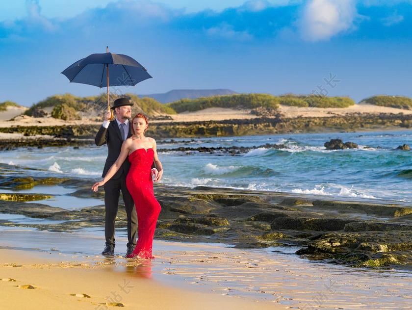 男模特 深色西装 女模特 红色连衣裙 双核处理器 海滩 海 伞