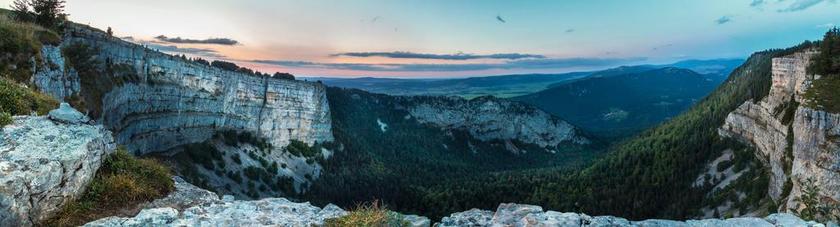 自然夕阳下的雪山雪景背景图片