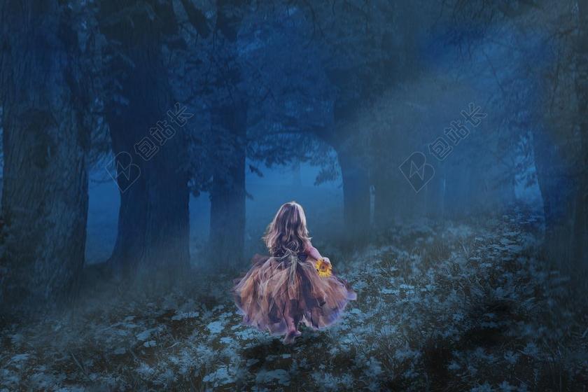 小的时候 女孩 步行 花在手 森林 夜 月光 无畏 离开花