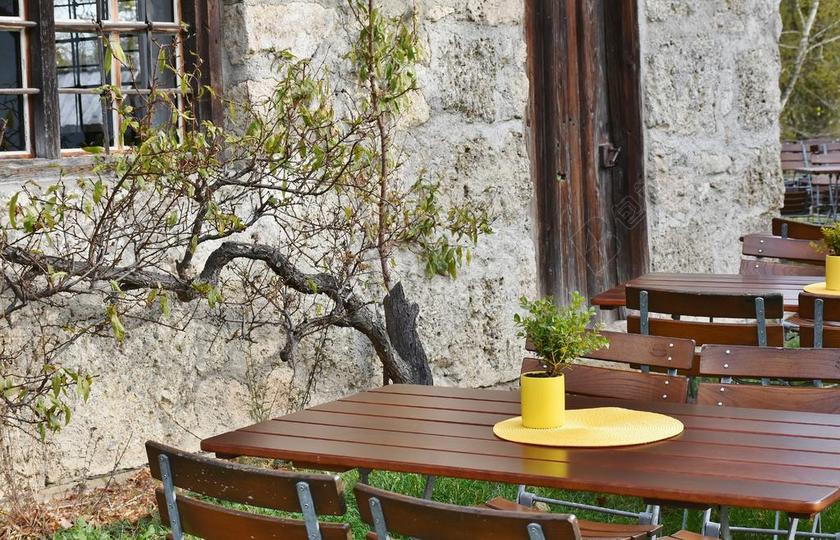 吃 喝 秋季 啤酒花园 椅子 餐桌 叶子 颜色 舒适 餐厅