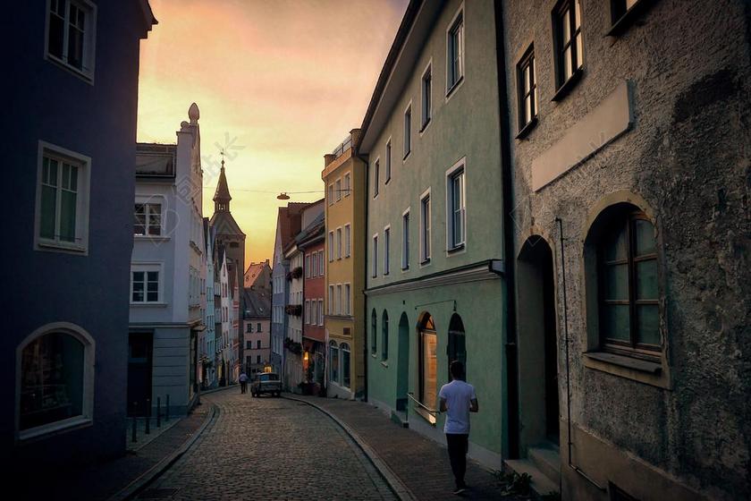 傍晚街头的男人背景图片