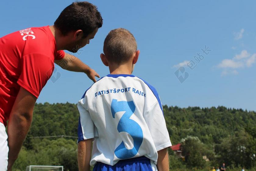 足球教练和男孩背景图片