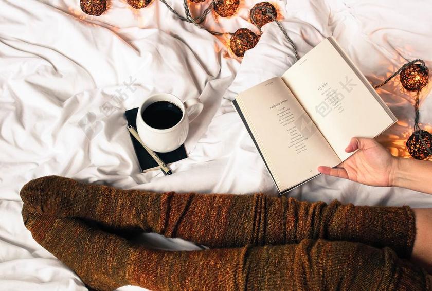 咖啡 热 喝 豆 勺子 杯 碟 腿 袜子 书 光 床