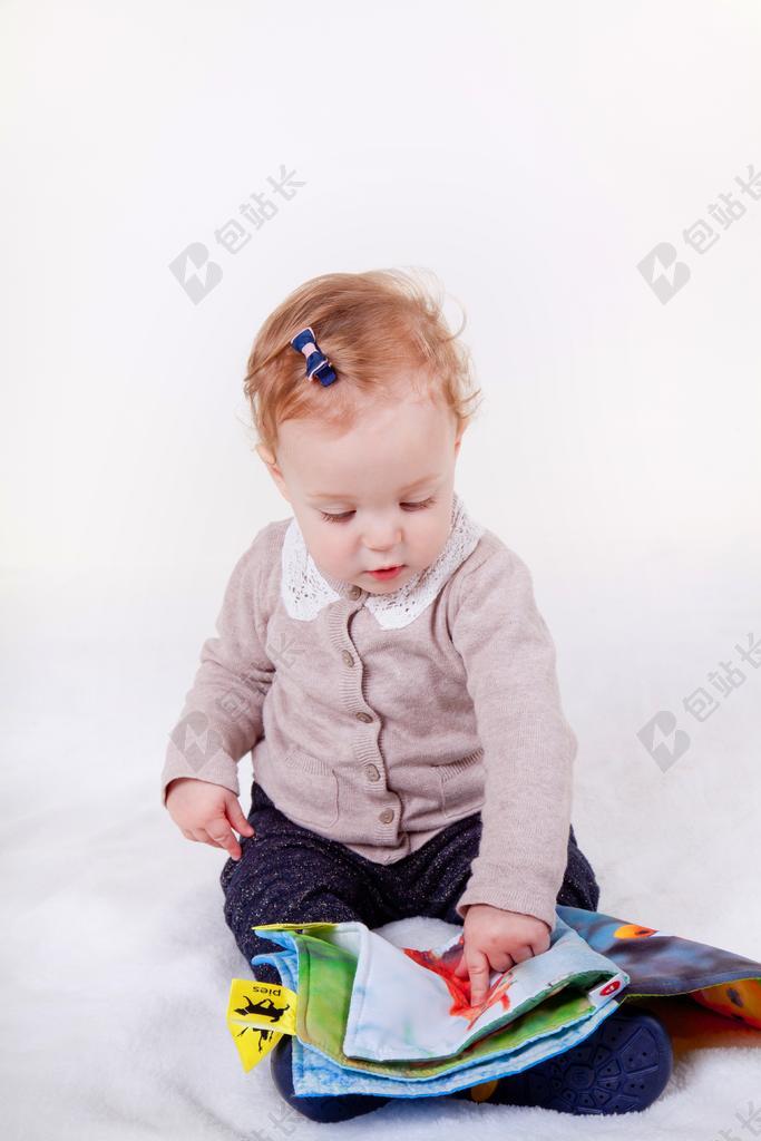 儿童 小女孩 阅读 乐趣 一个小孩 小册子 预订的预览 玩具