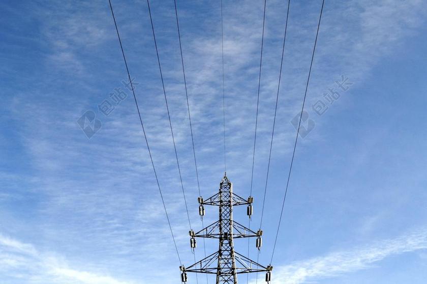 蓝天下的高压电塔背景图片