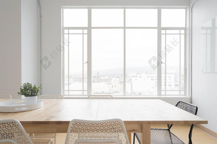 白 房间 表 椅子 窗口 玻璃 玻璃 花瓶 花 植物