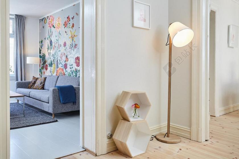 房子 室内 设计 房间 沙发 门 灯罩 墙 地板 窗口