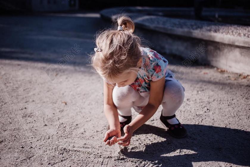 人 活跃 马车 儿童 童年 清洁 脏 连衣裙 喷泉 乐趣