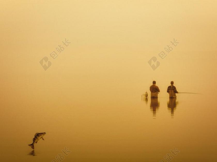 河面的钓鱼者背景图片
