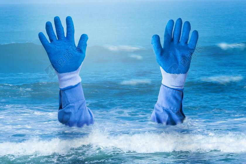 蓝色大海中的手背景图片