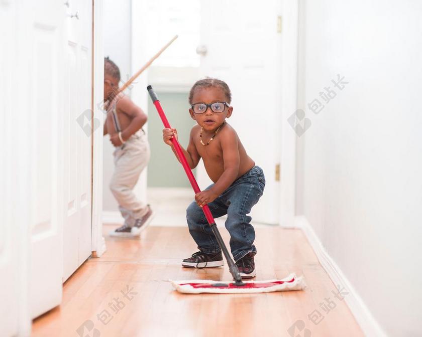 孩子 儿童 男孩 拖地 牛仔裤 木 地板 眼镜 门 墙