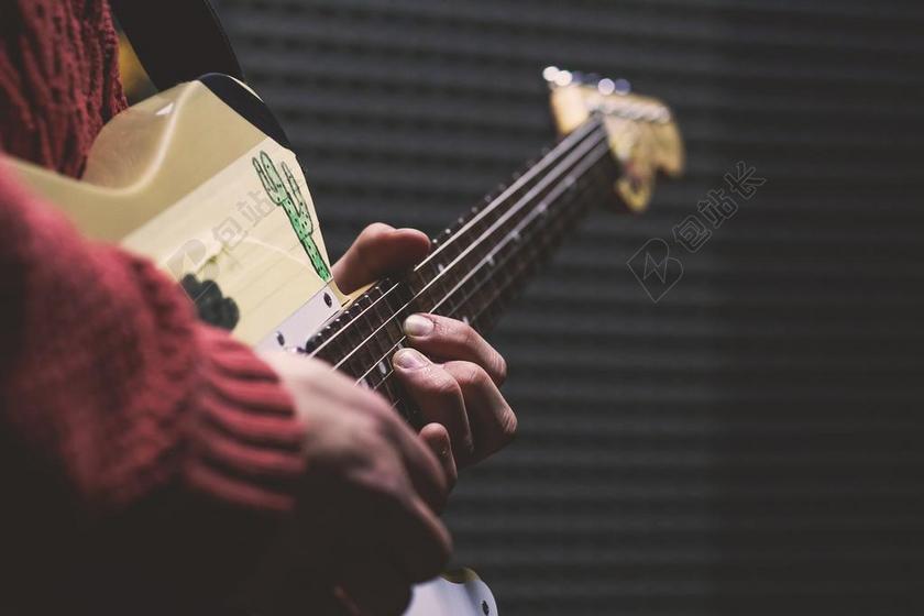 白色的吉他和吉他手背景图片