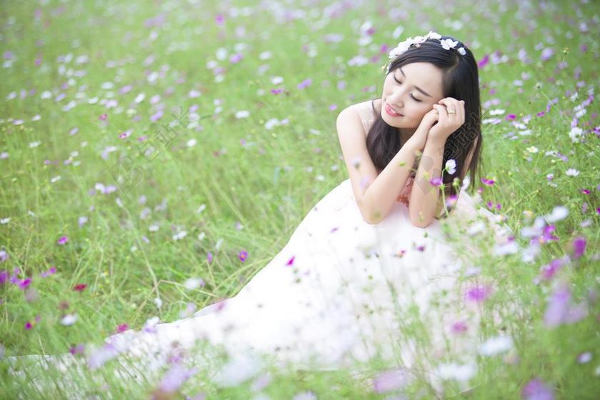 鲜花 草地 女孩 婚纱