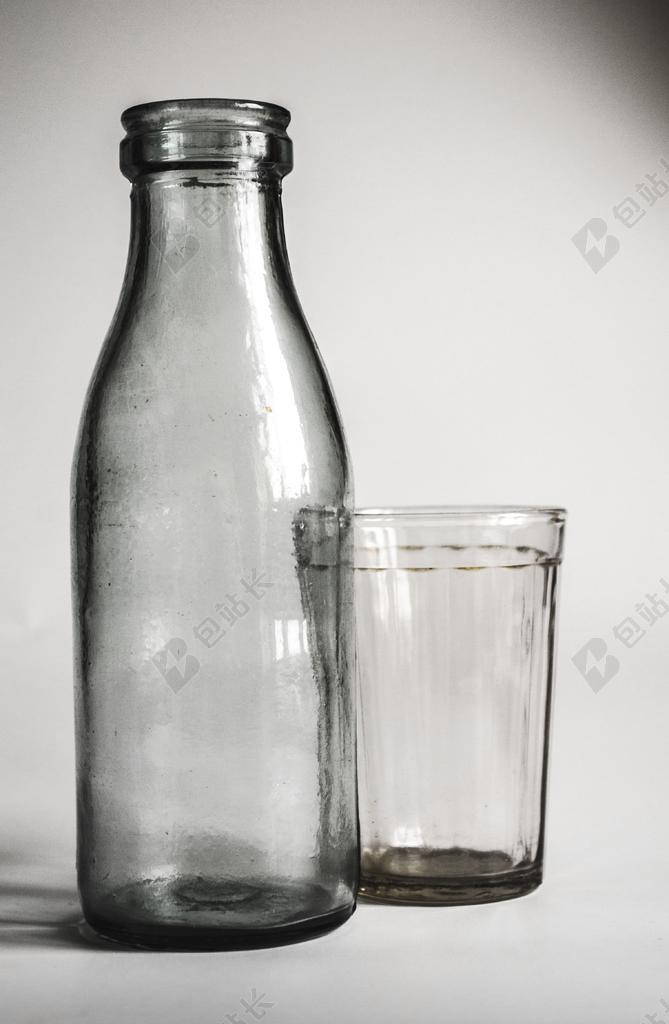 透明的玻璃杯子和瓶子背景图片