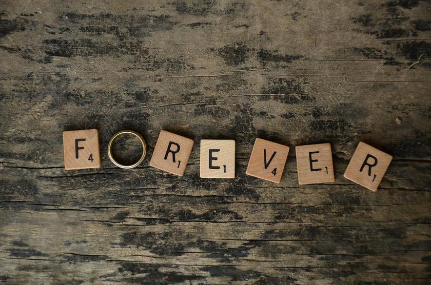 桌子上的积木和戒指背景图片