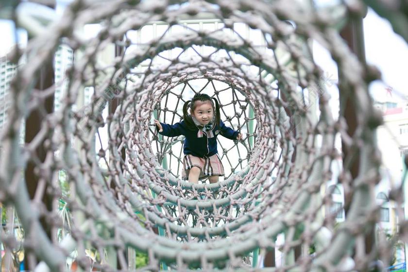 白色童真小女孩背景图片