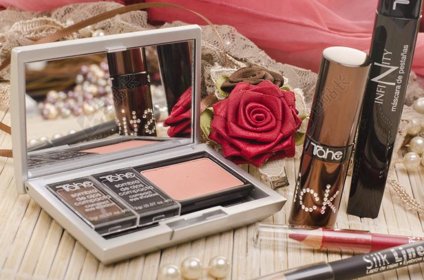 化妆女人美丽口红粉扑化妆品背景图片