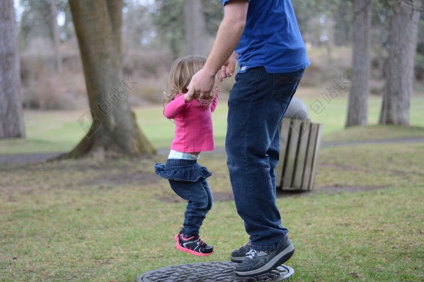 跳 父亲的女儿 父亲 女儿 男子 幸福 女孩 儿童 欢乐