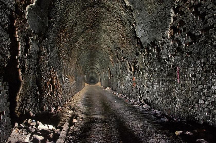 灰色末世题材荒芜废弃隧道洞中图片背景
