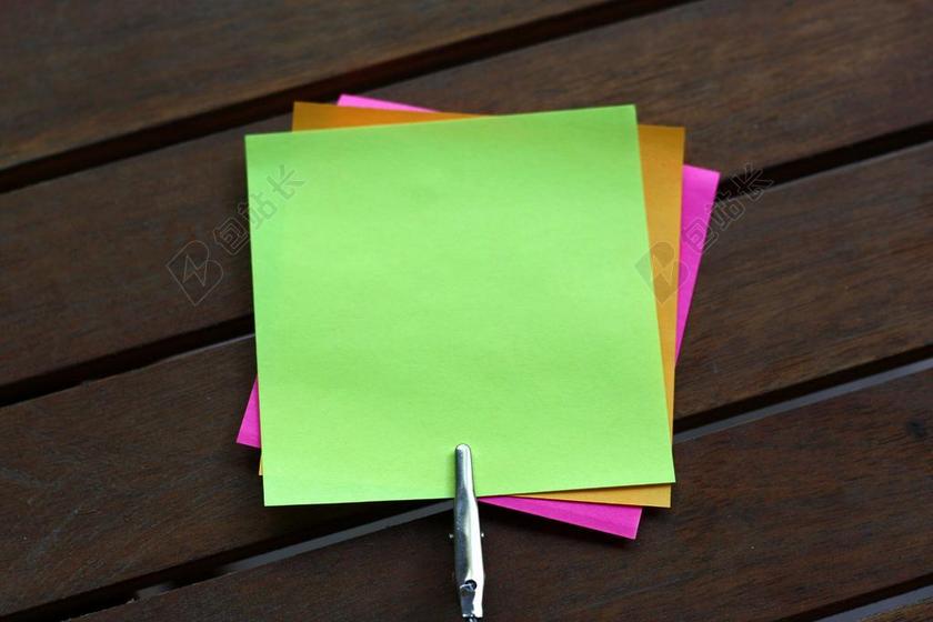 木桌彩色便利贴便签备忘夹子文员办公图片背景