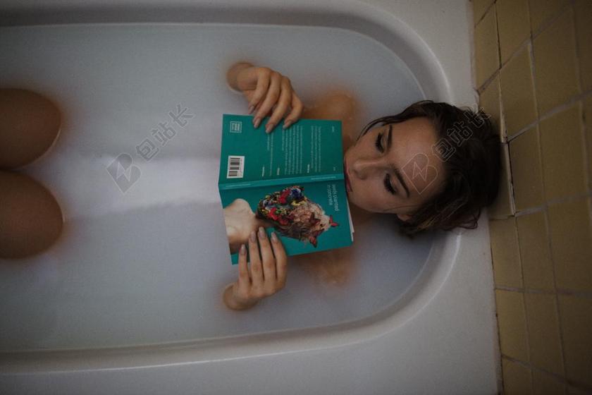 人 女子 女孩 浴 浴缸 阅读