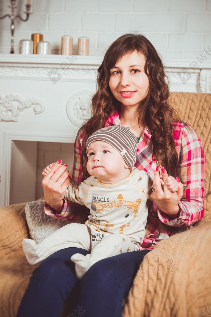 家庭 拍照 扶手椅 妈妈 儿子 内政 婴儿 肖像照片 图片