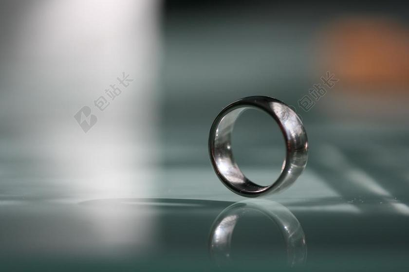 银色金属婚礼庆典结婚仪式交换戒指背景图片