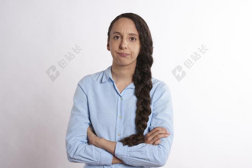 使恼火 双臂交叉 人 愤怒 打乱 越过 伤心 休闲 不快乐