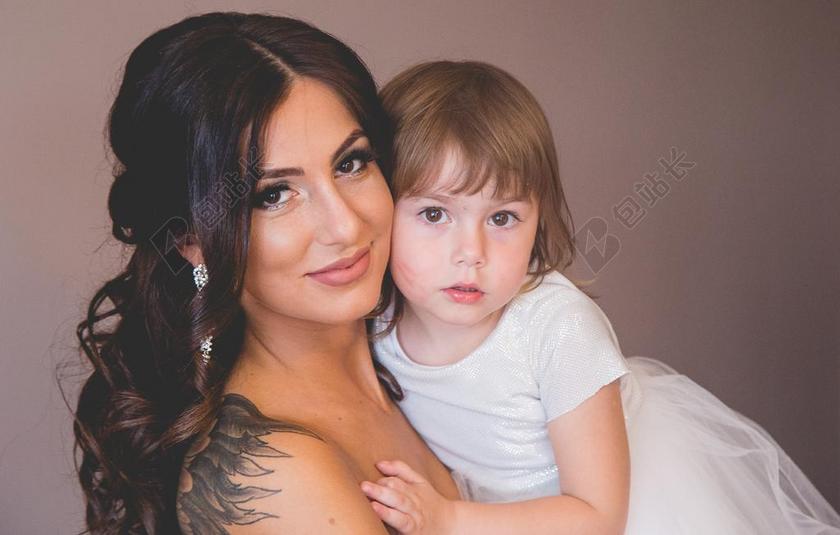 妈妈 新娘 新娘宝贝 黑发 新娘的纹身 纹身 婚礼彩妆 女儿