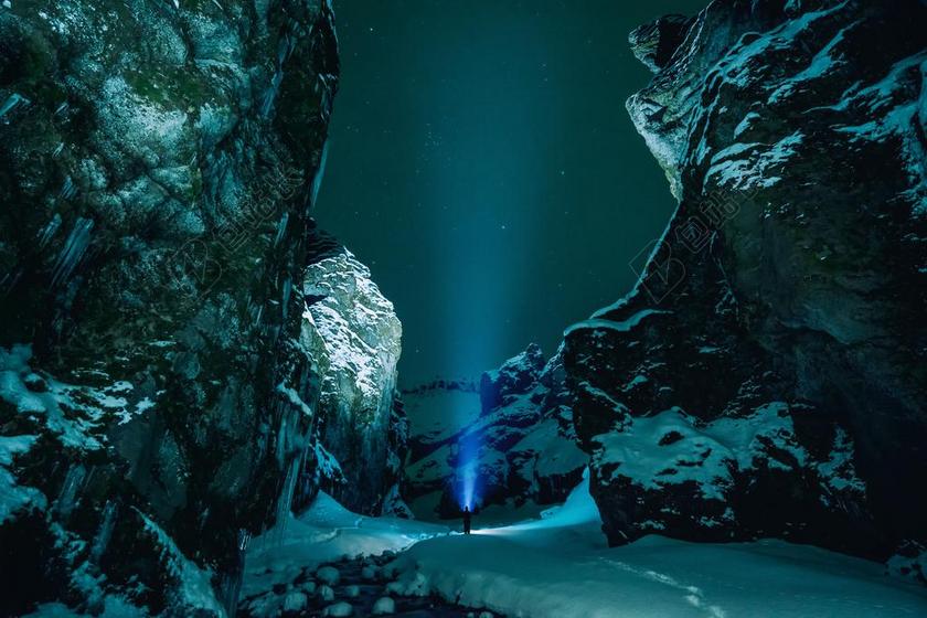 冰 洞穴 岩 雪 冬天 手电筒 人 旅行 户外 冒险