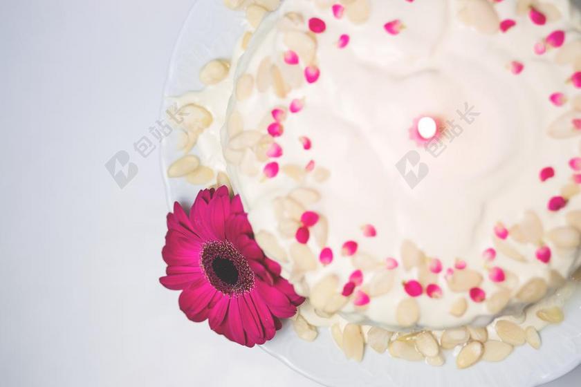 餐饮时尚生日蛋糕花瓣背景图片