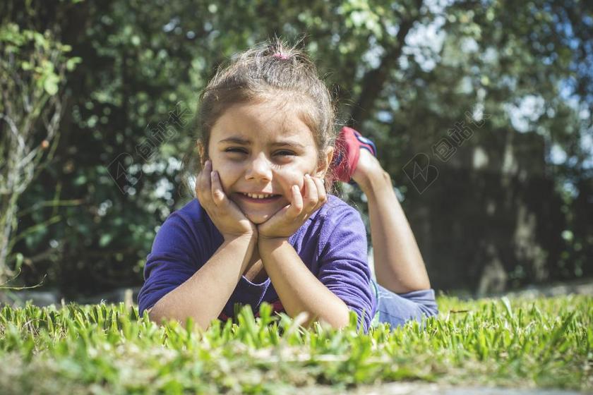 女孩 微笑 草坪 面孔 欢乐 儿童 快乐的孩子们 牙齿 脸