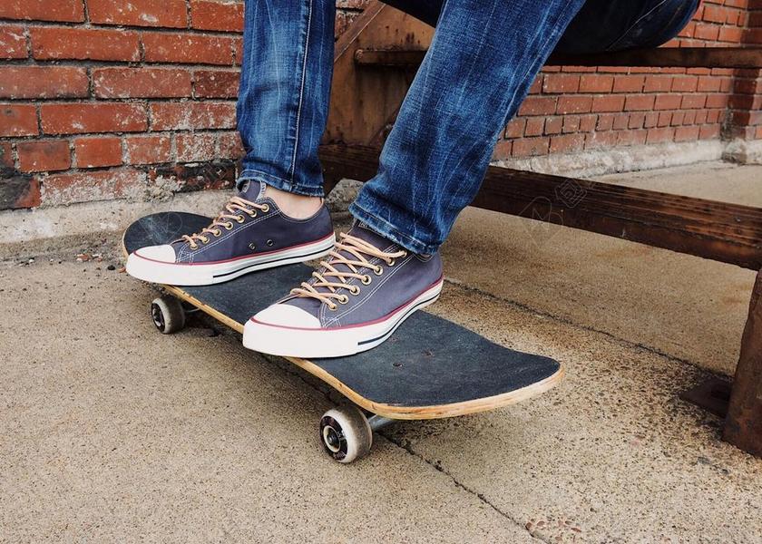滑板滑板手城市年轻人运动鞋背景图片