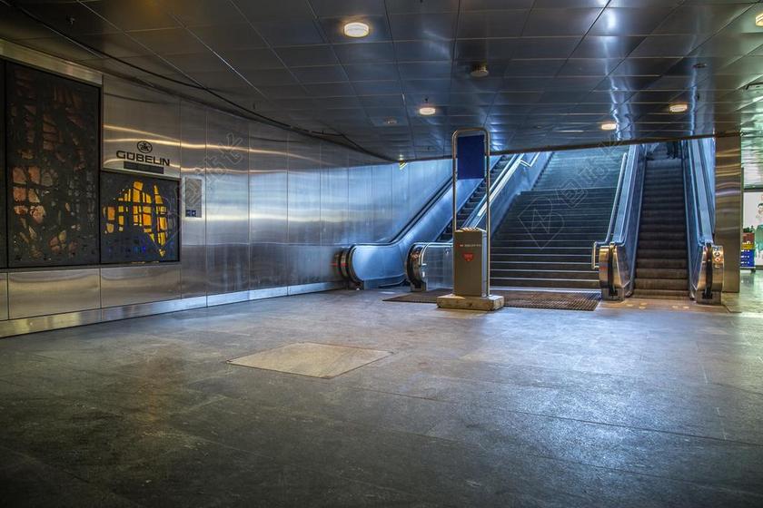 地铁无人空旷楼梯城市夜晚背景图片