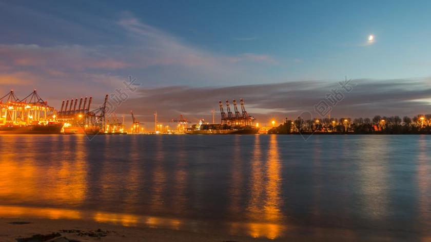 汉堡海滩灯光集装箱船日落背景图片