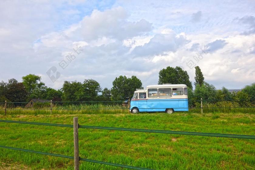 车辆火车运输乡村草地大自然背景图片